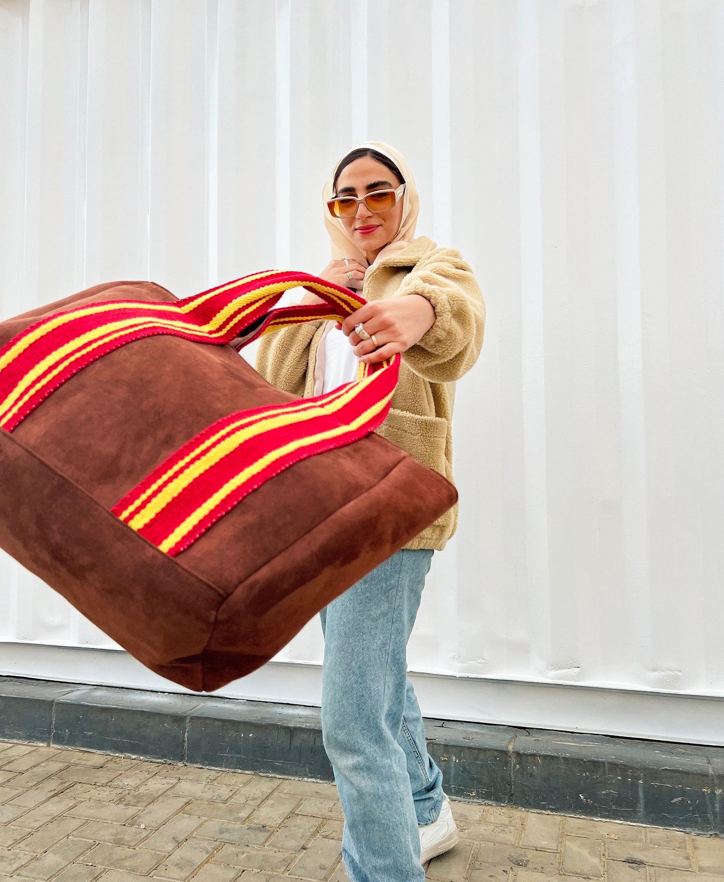 El bolso grande rojo y amarillo