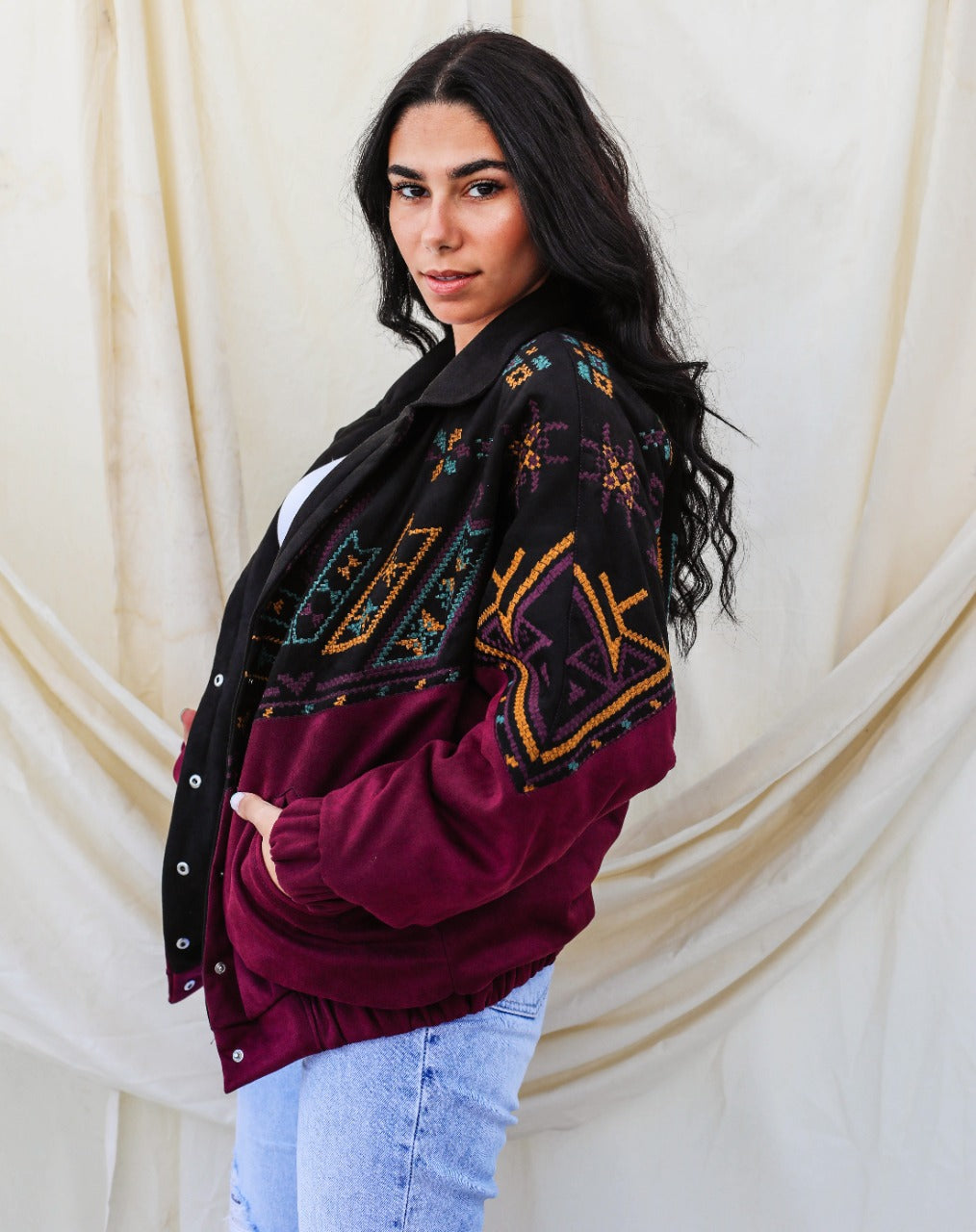 La chaqueta bomber tribal morada