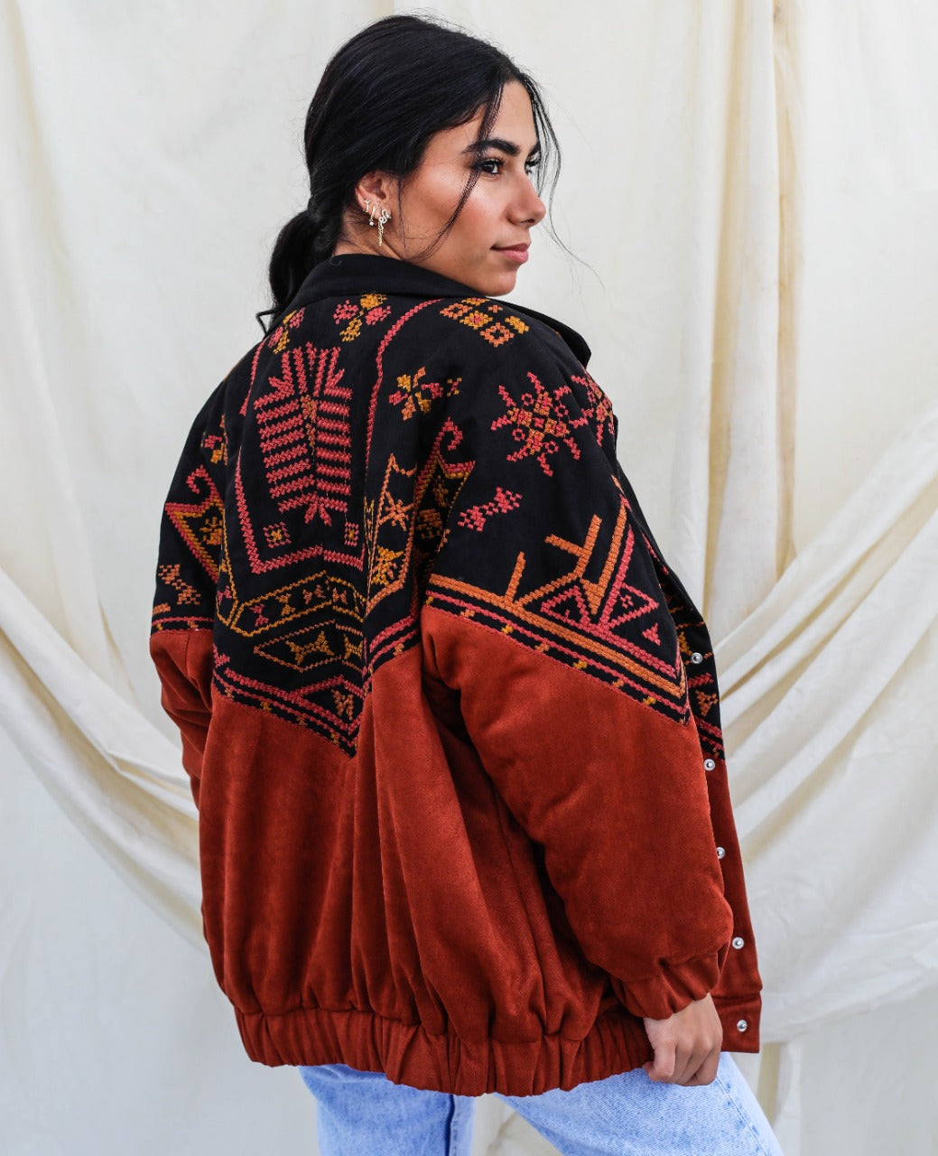 La chaqueta bomber tribal color castaño