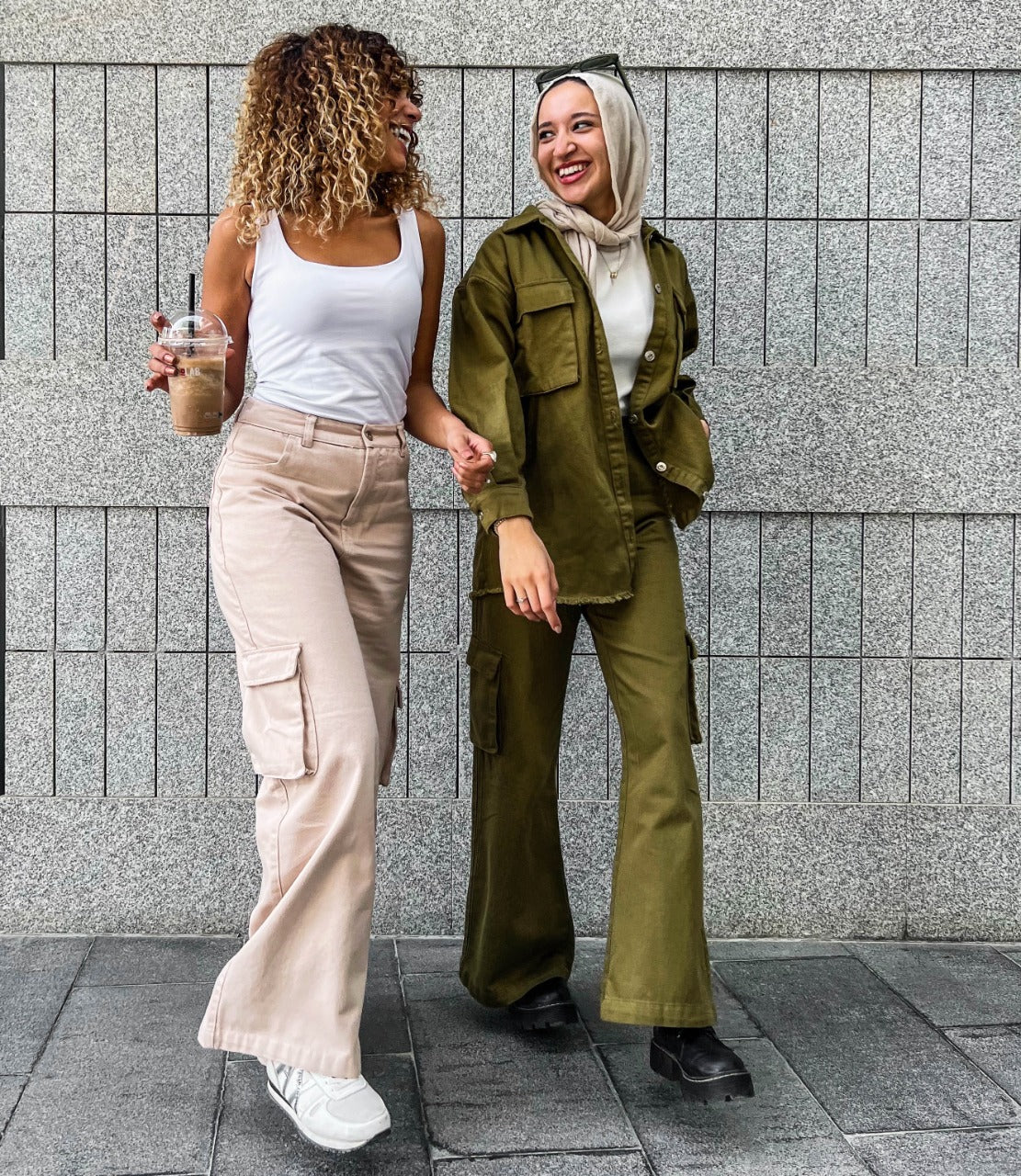 Pantalones cargo esenciales beige