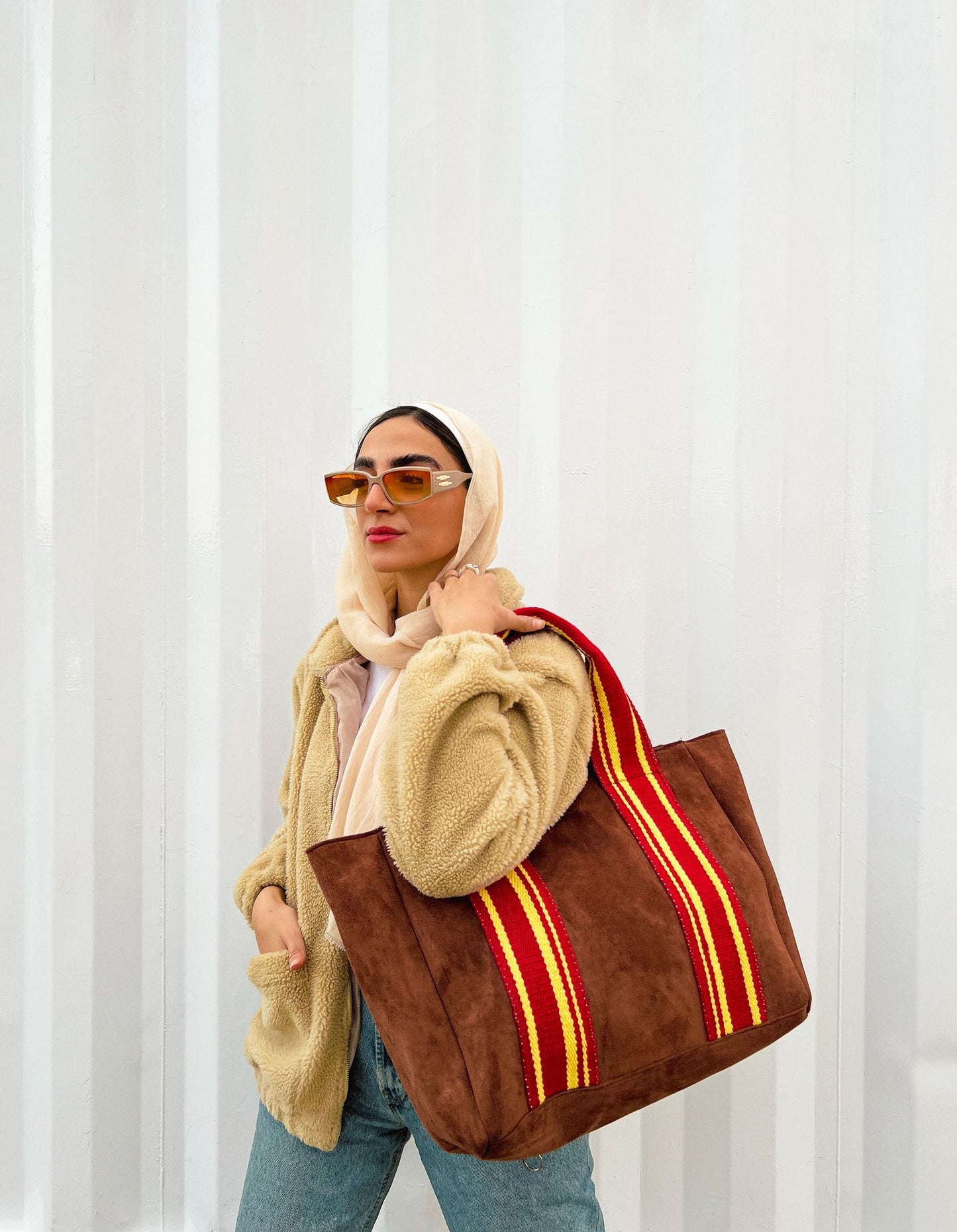 El bolso grande rojo y amarillo