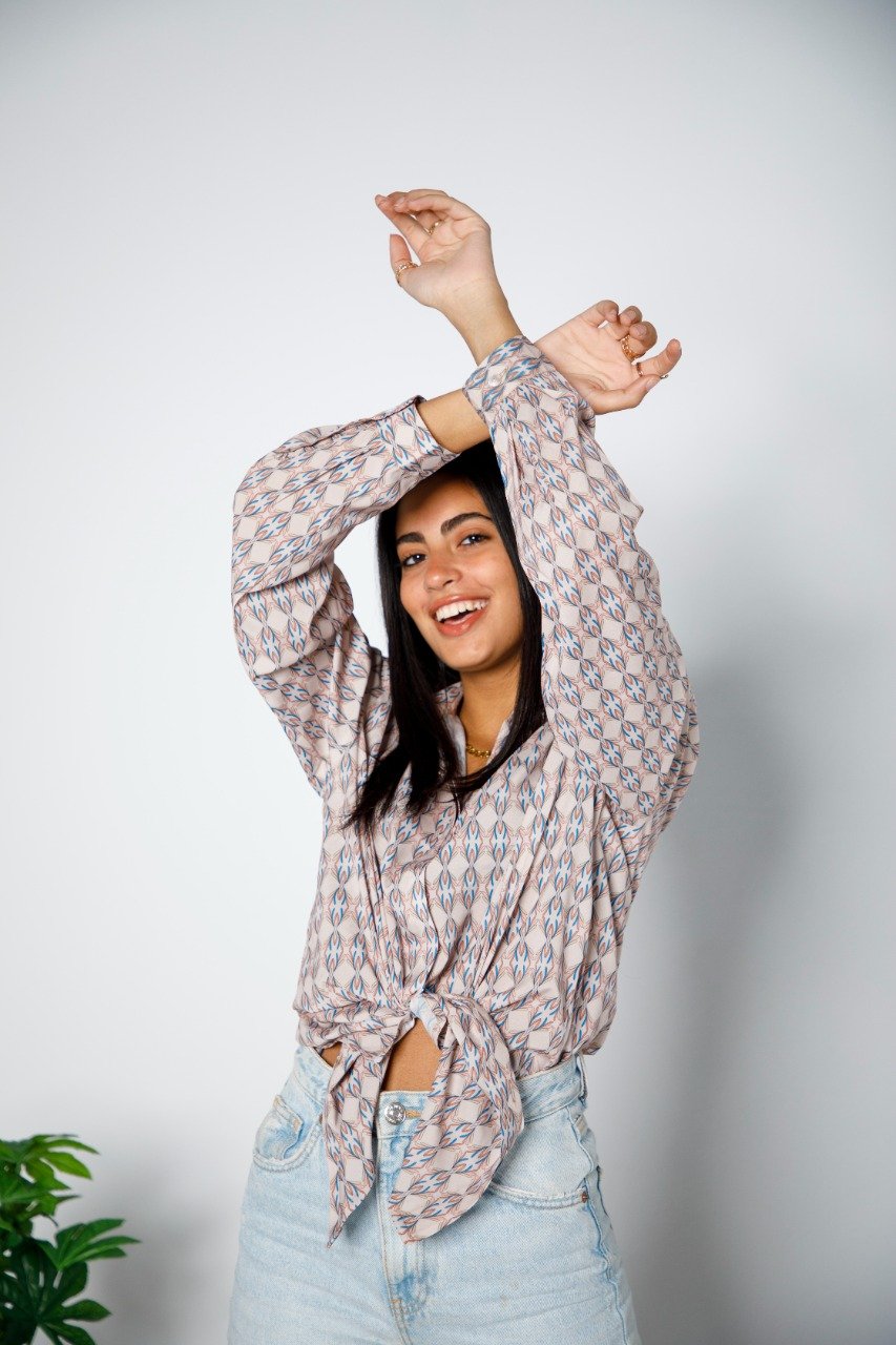 Camisa con botones estampados color crema
