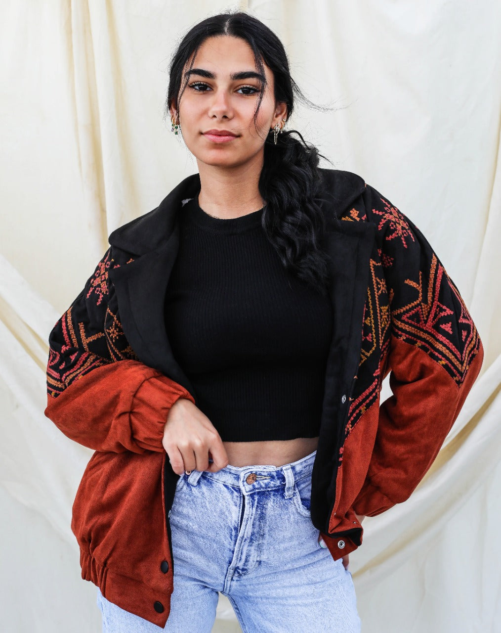 La chaqueta bomber tribal color castaño