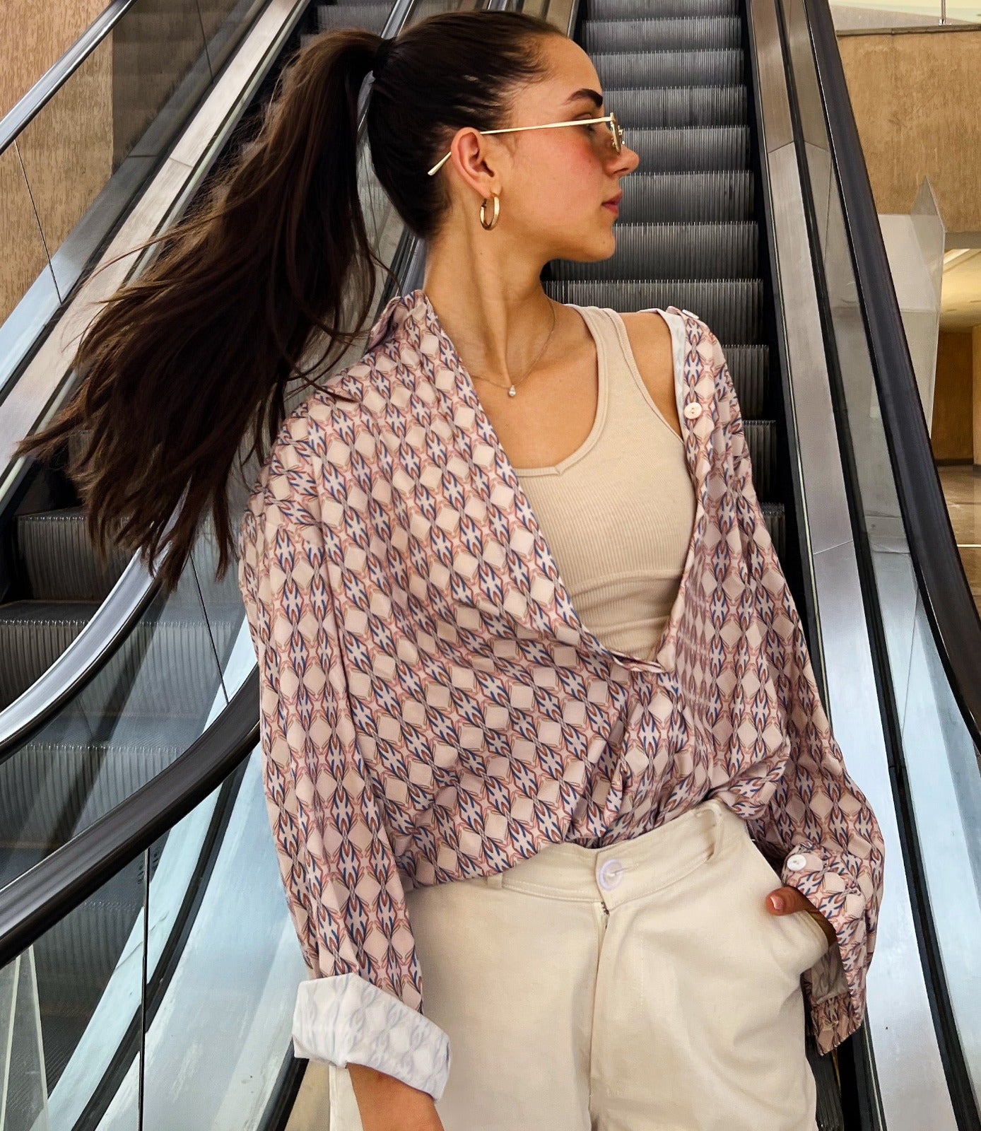 Camisa con botones estampados color crema