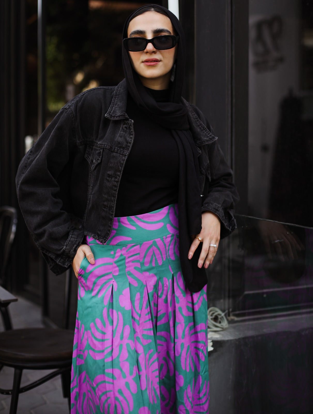 Falda de algodón con hojas grandes en color morado fusión