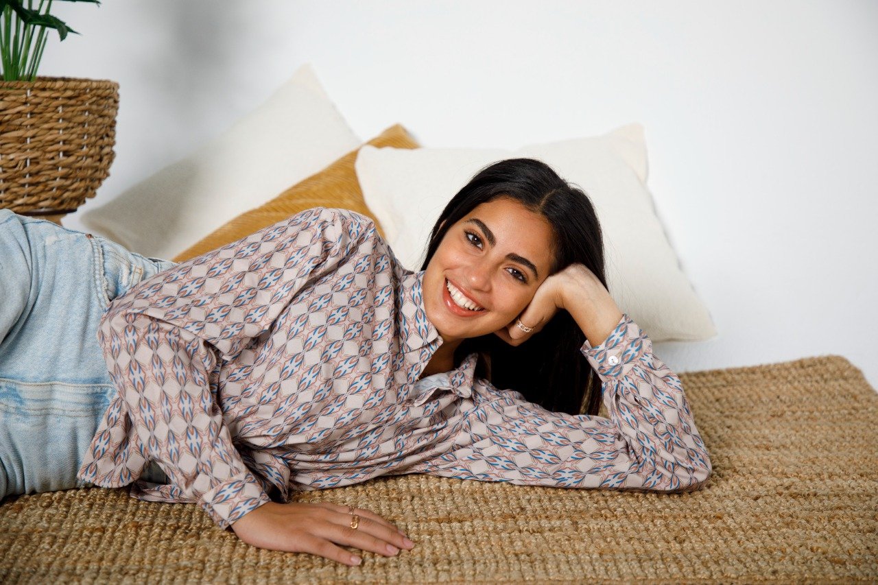 Camisa con botones estampados color crema