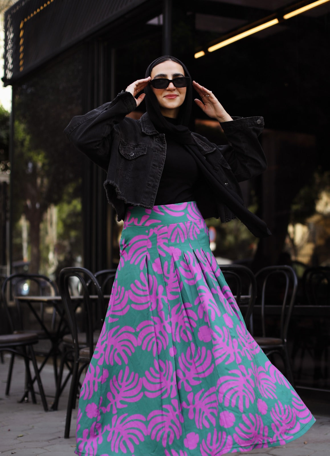 Falda de algodón con hojas grandes en color morado fusión