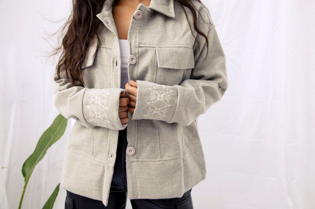 Chaqueta de lana bordada color blanco roto