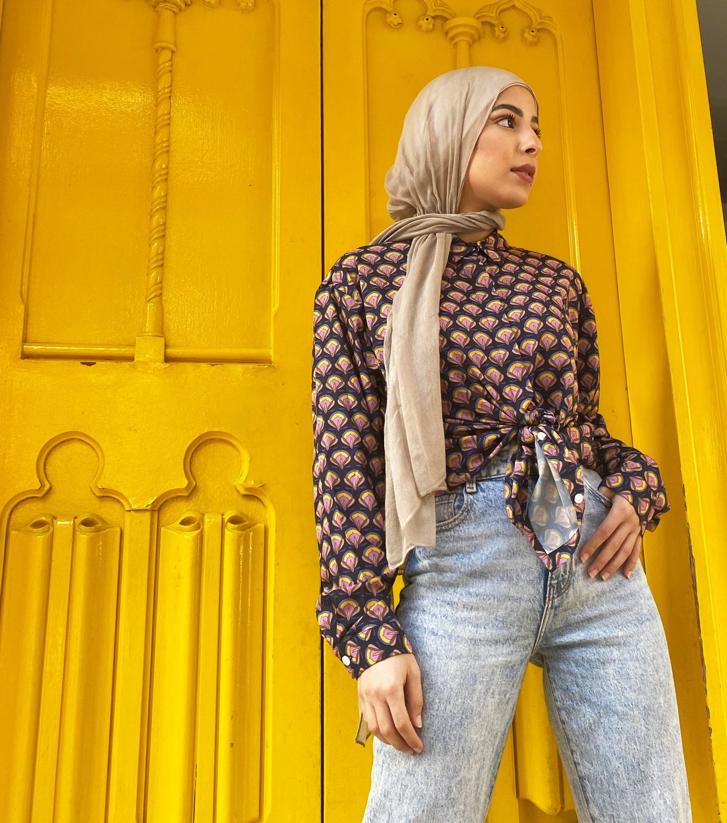 Camisa azul marino con botones y estampado de flor de loto