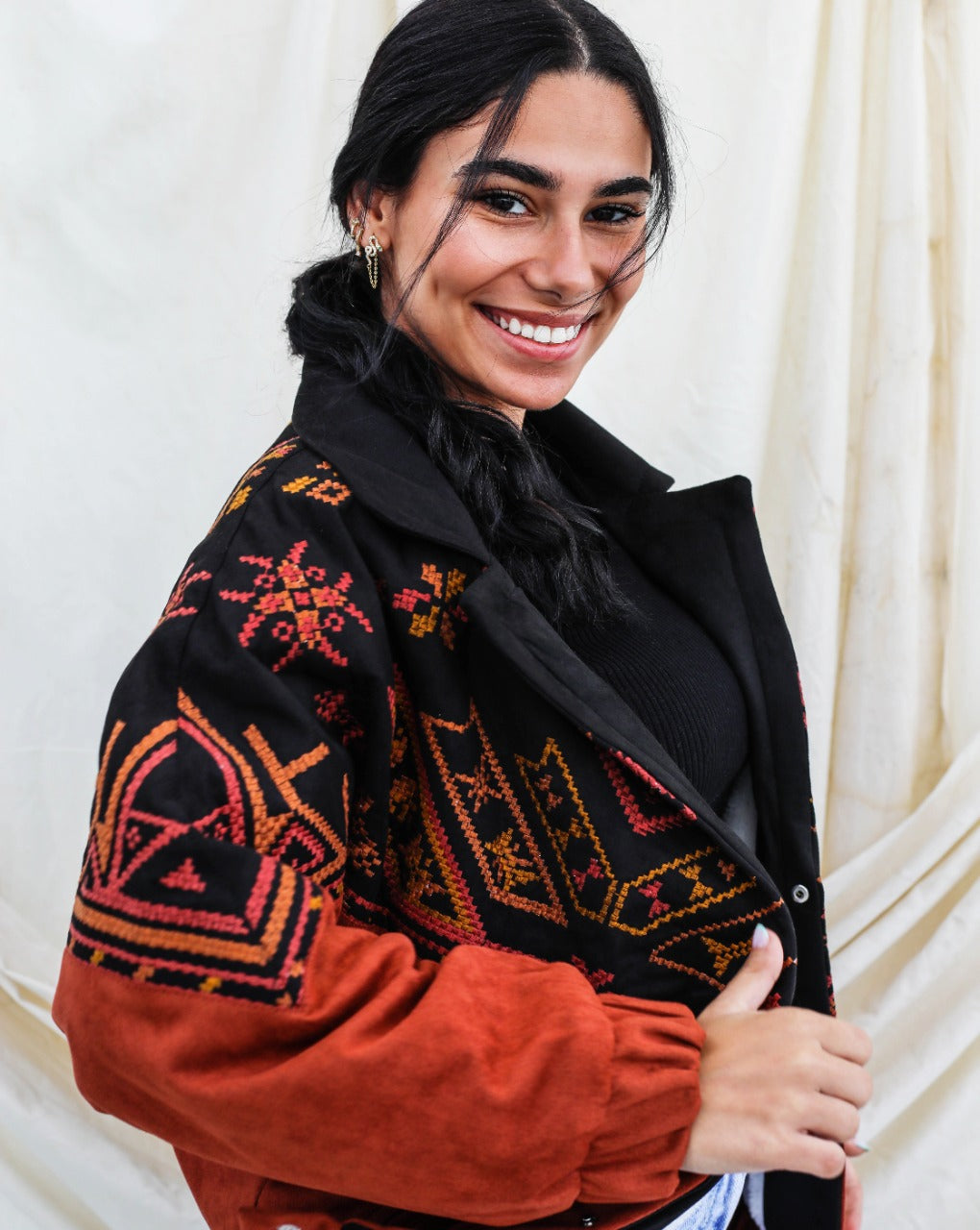 La chaqueta bomber tribal color castaño