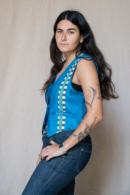 Chaleco azul con dijes de abubilla