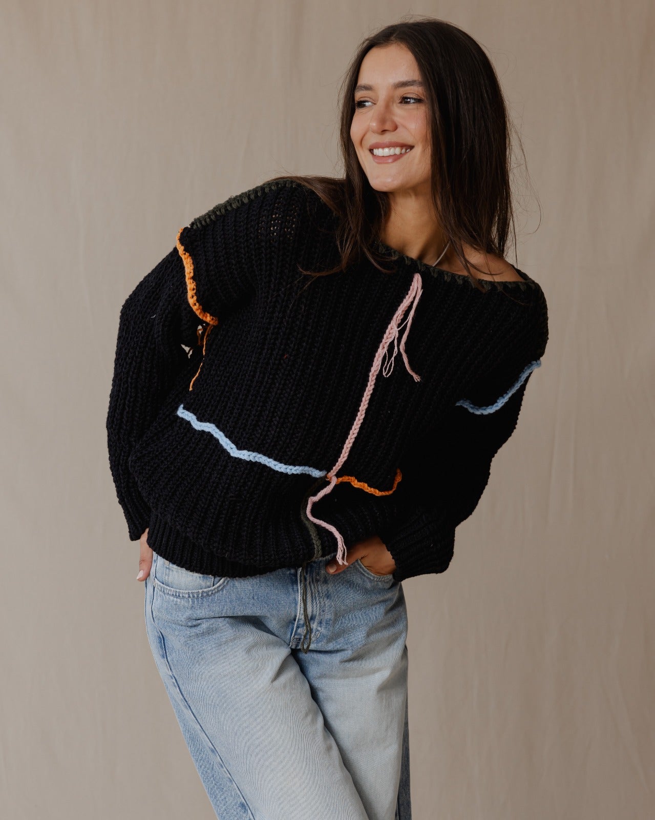 Maglione sciolto fatto a mano nero