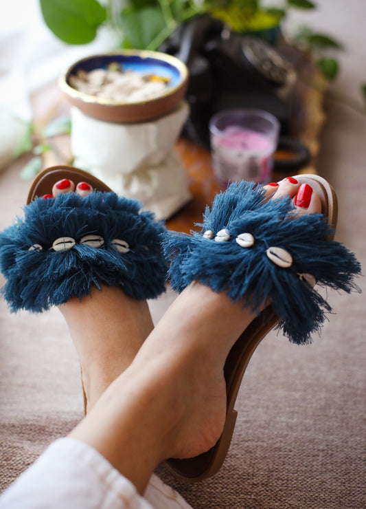 Pantofole in macramè di conchiglie e petrolio