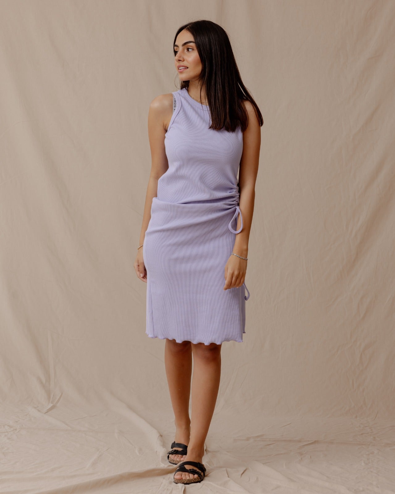 Vestido ajustado con cordón color lila