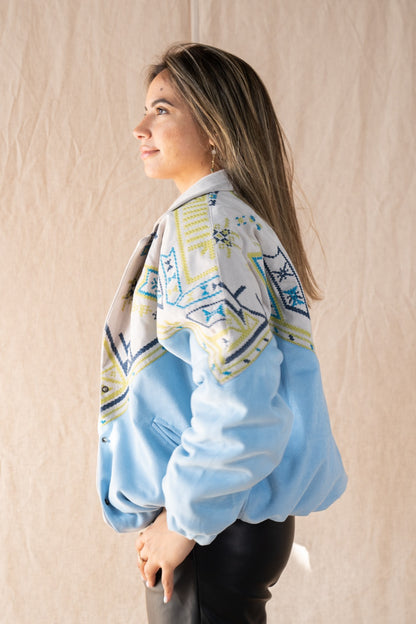 Die zeitlose Bomberjacke Baby Blau