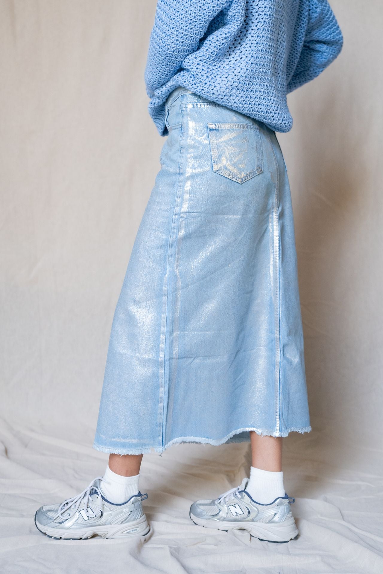 Gonna in denim metallizzato con spacco