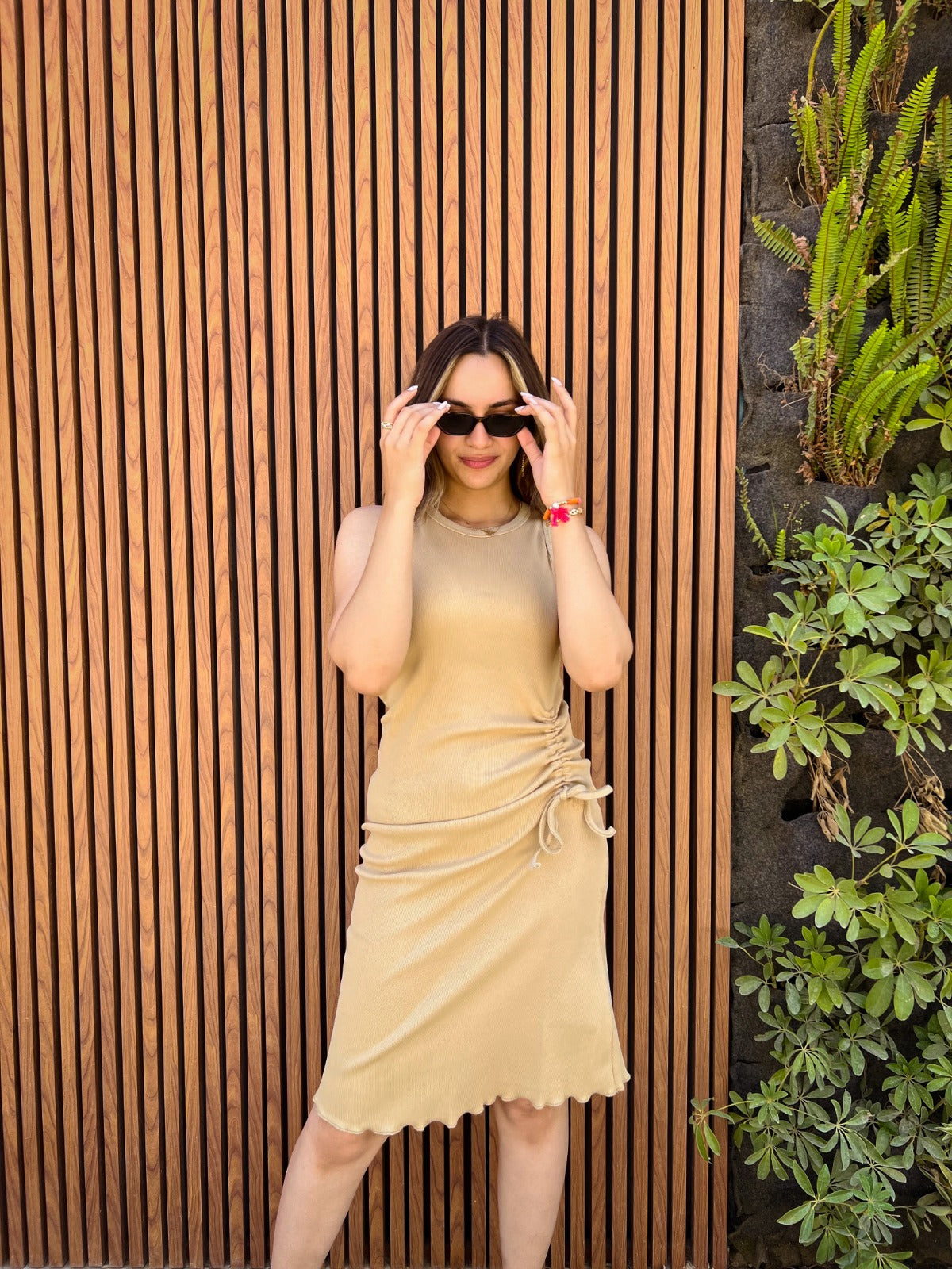 Abito aderente con coulisse beige