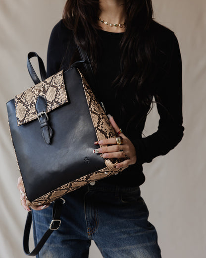 Mochila rectangular de piel de serpiente marrón