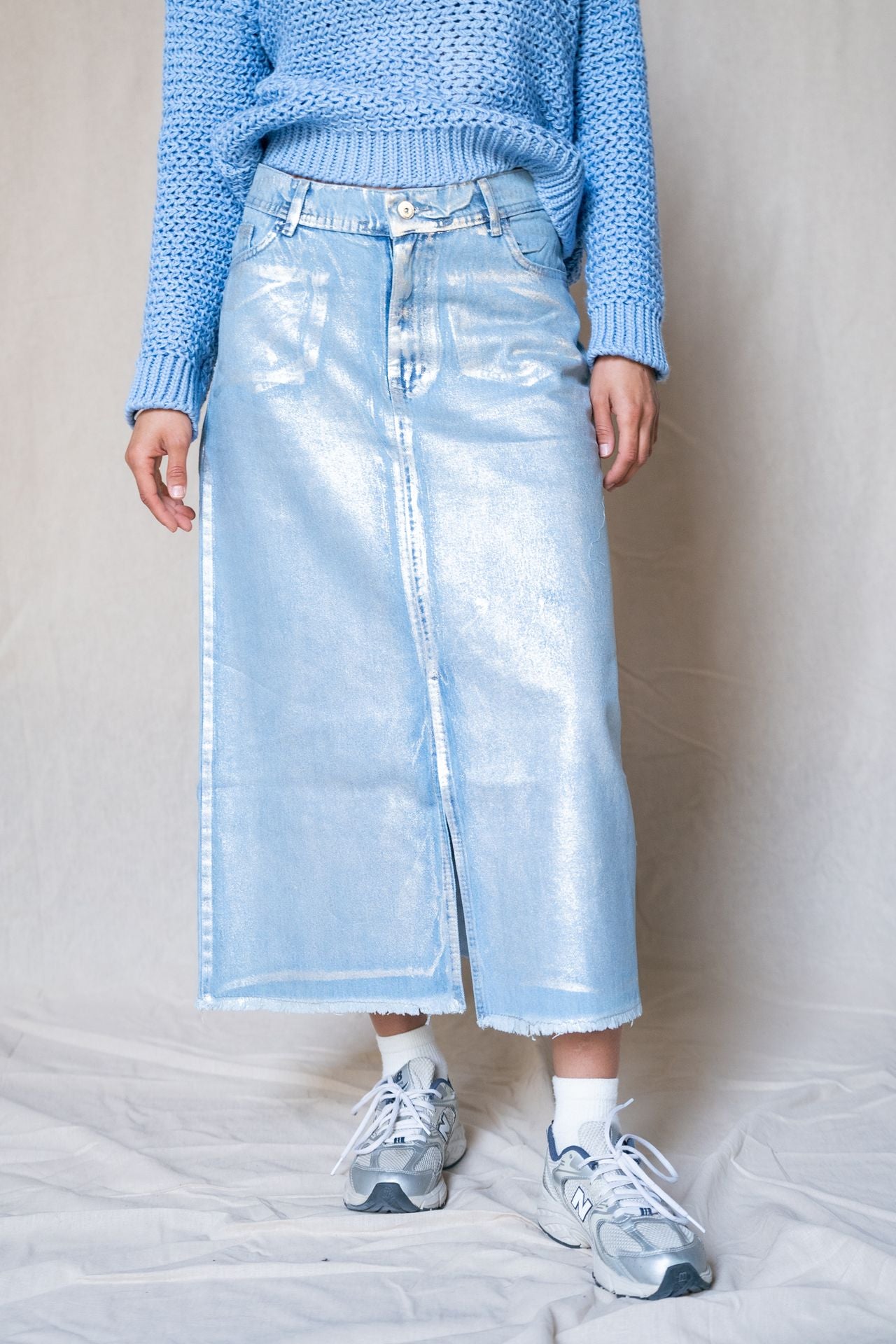 Gonna in denim metallizzato con spacco