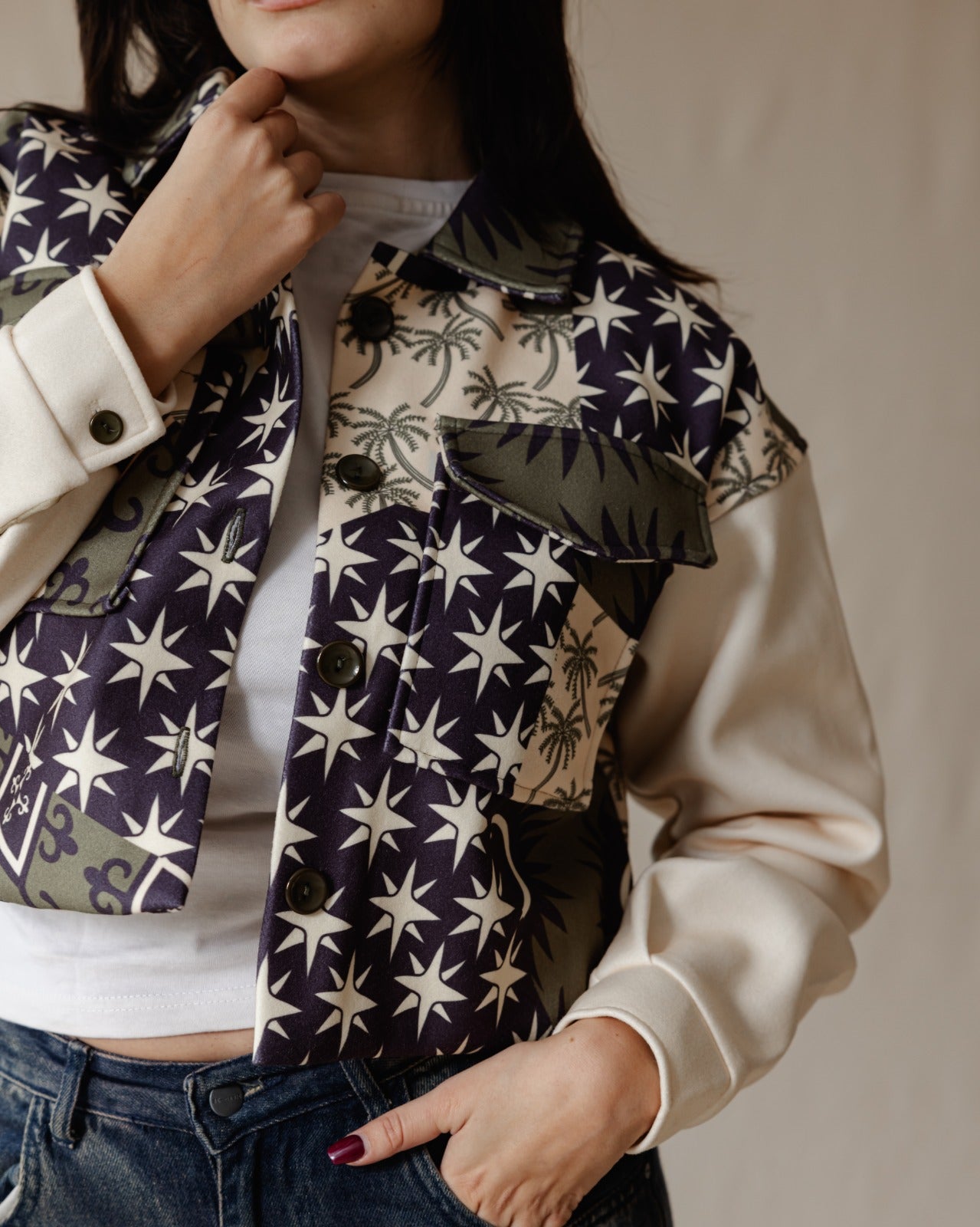 Veste courte à imprimé éclectique beige