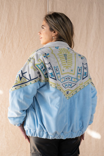Die zeitlose Bomberjacke Baby Blau
