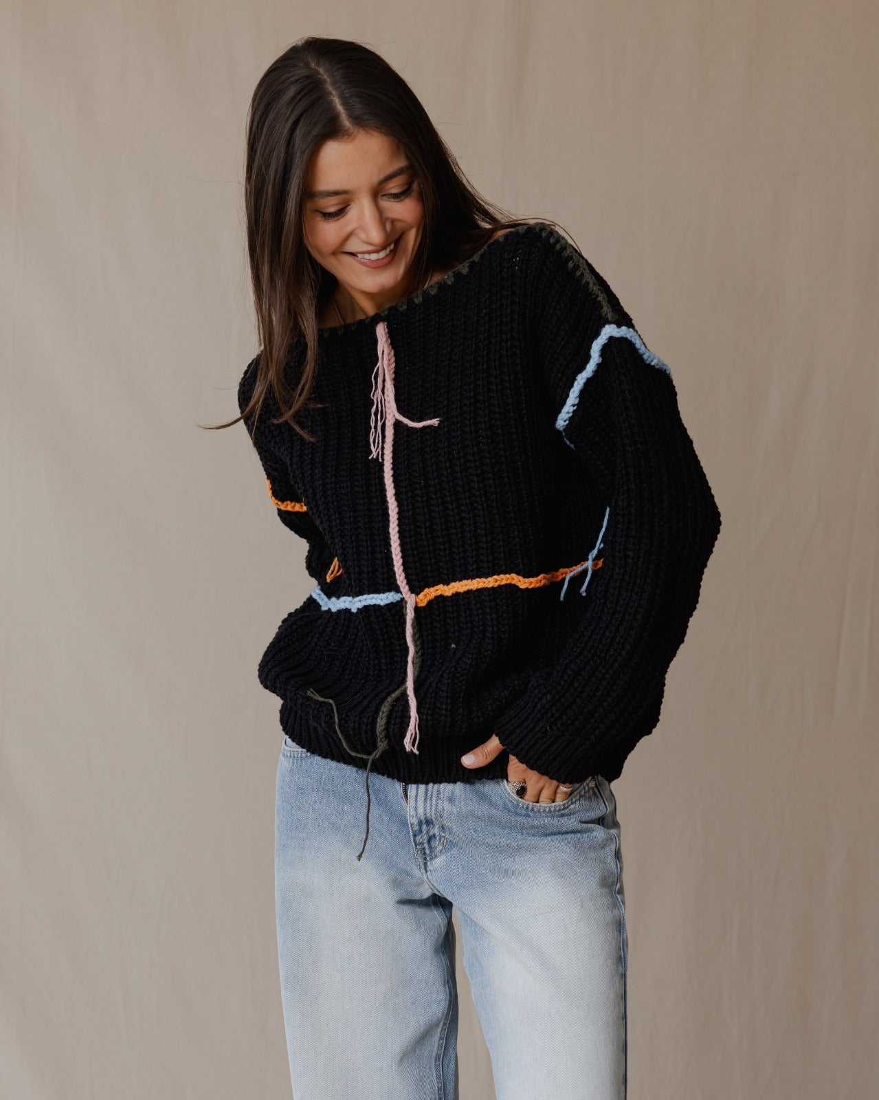Maglione sciolto fatto a mano nero