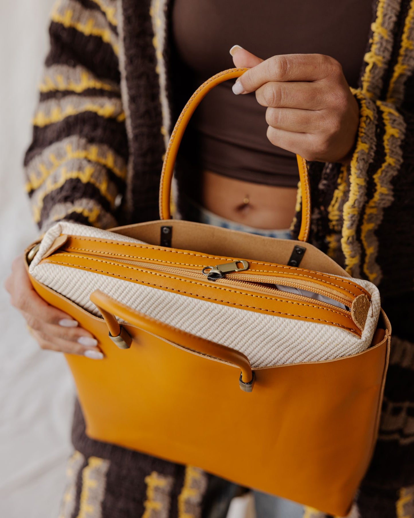 Bolso Tote Linea de Piel Genuina en Tostado