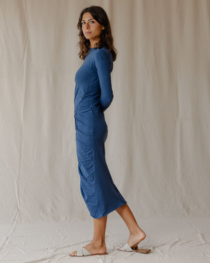 Vestido fruncido en azul