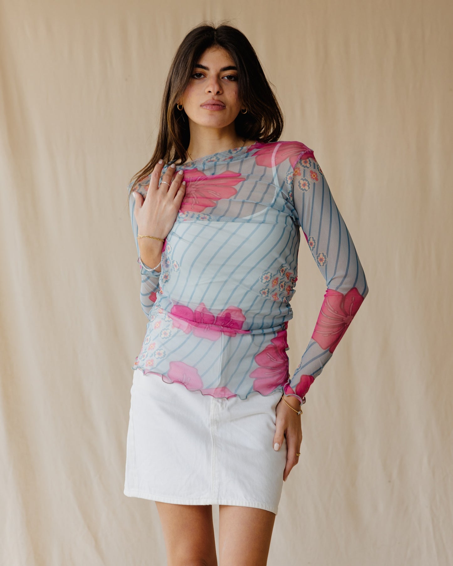 Top de malha tropical em azul claro