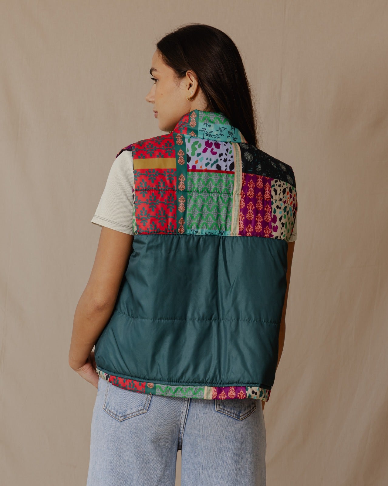 Chaleco impermeable con estampado floral indio color petróleo