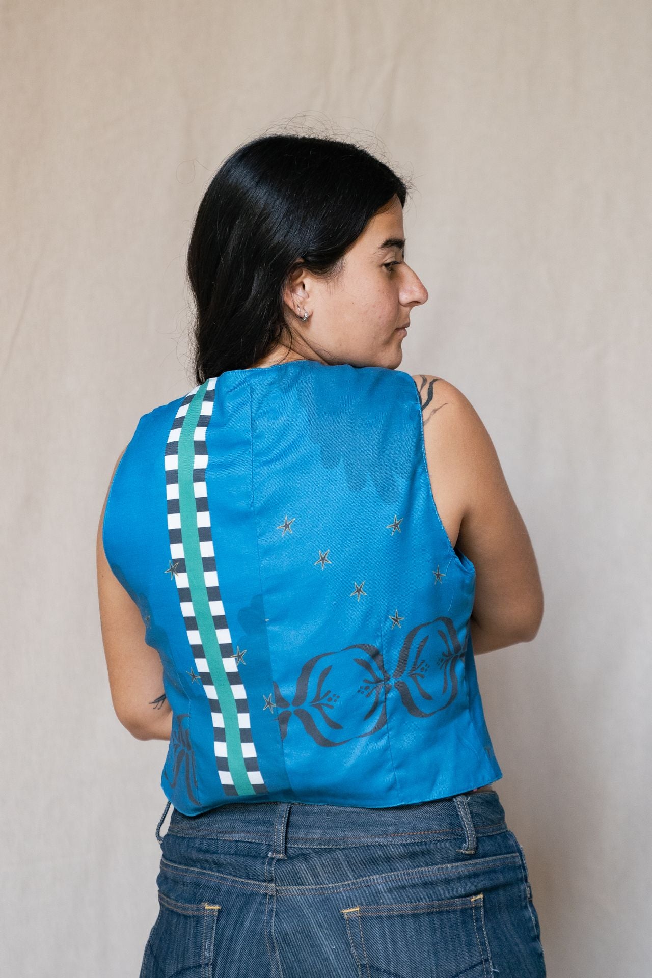 Chaleco azul con dijes de abubilla