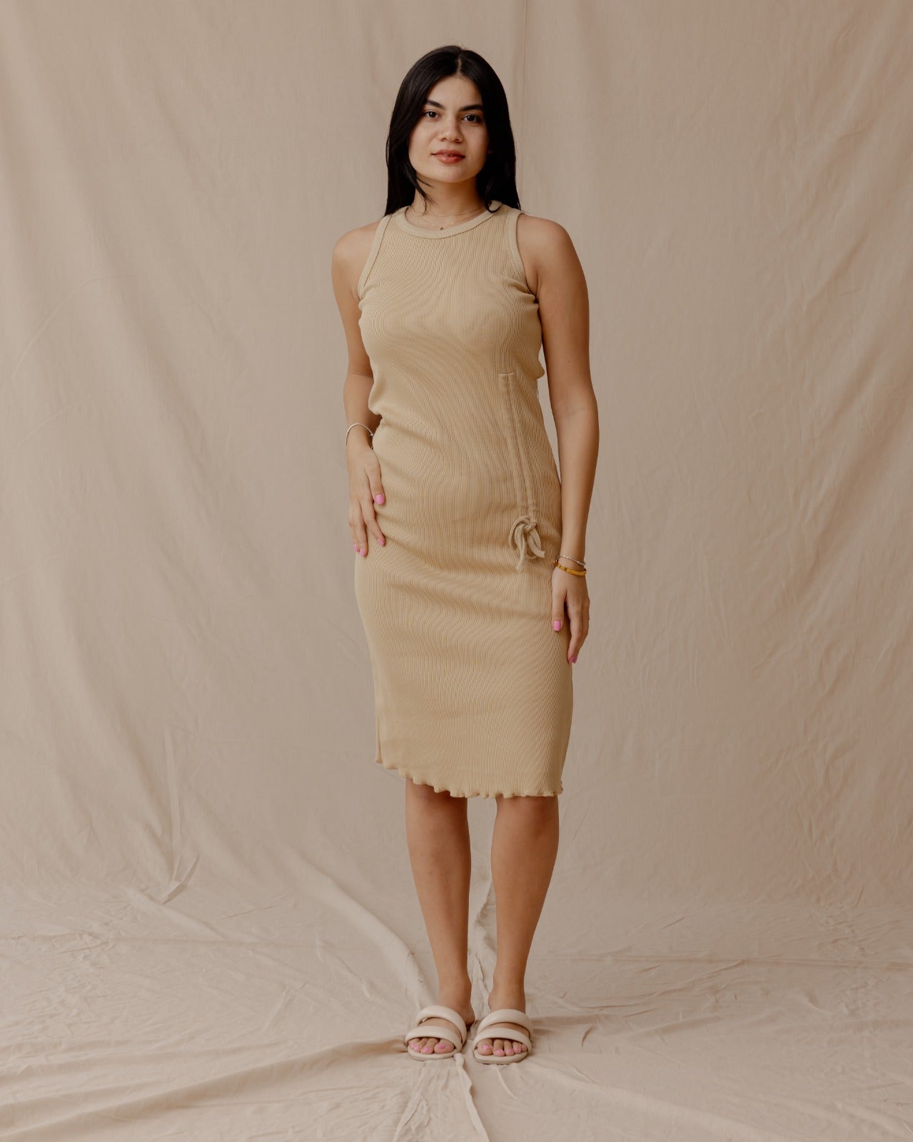 Abito aderente con coulisse beige