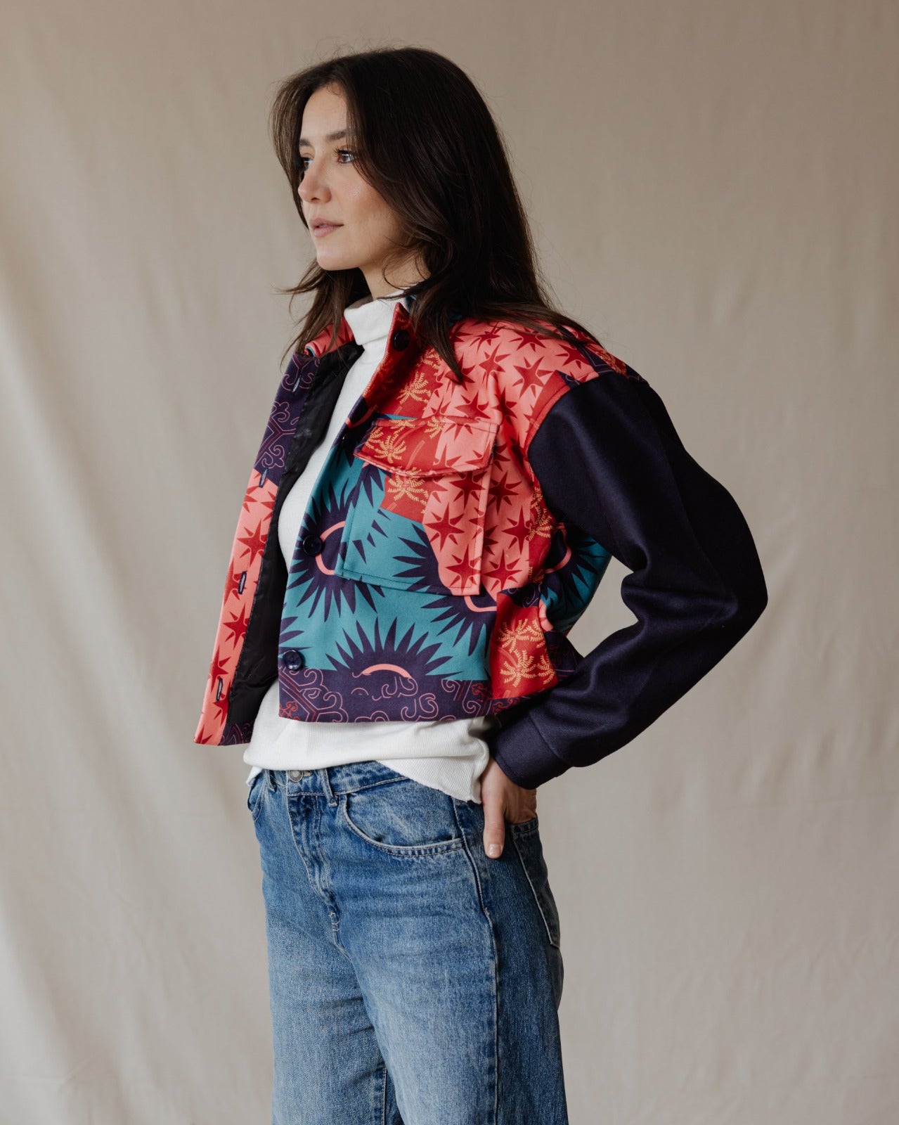 Veste courte à imprimé éclectique