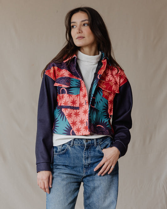Jaqueta cropped eclética com estampa de declaração