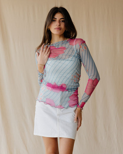 Top de malha tropical em azul claro