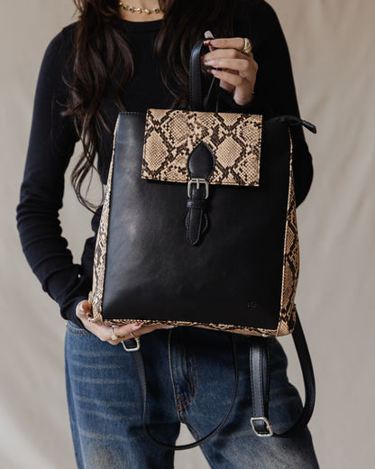 Mochila rectangular de piel de serpiente marrón