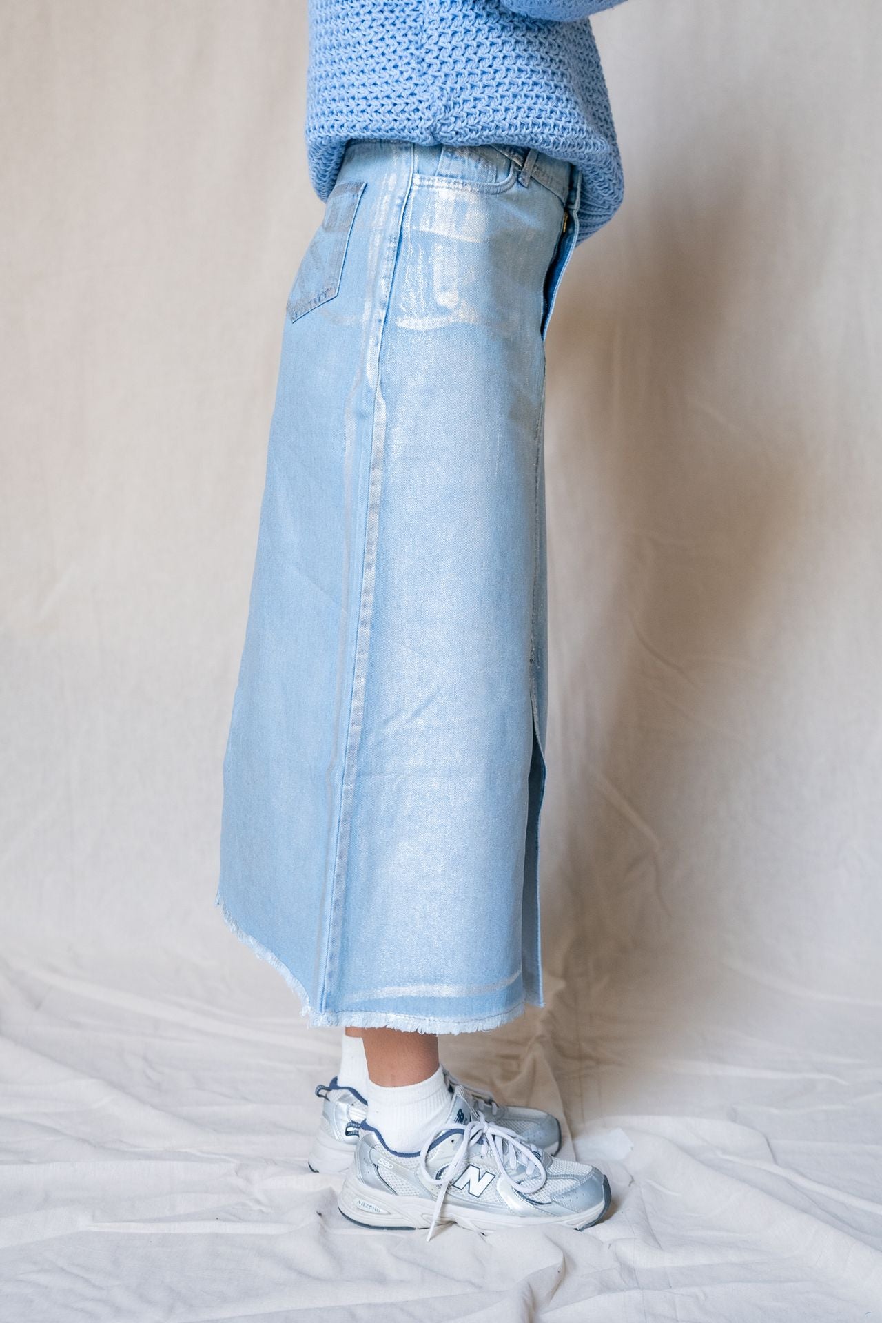 Gonna in denim metallizzato con spacco