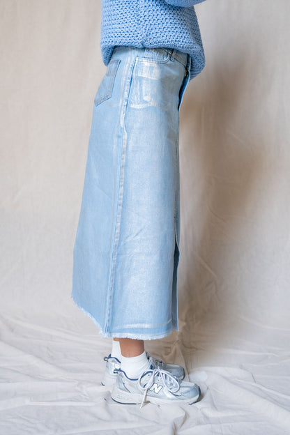Gonna in denim metallizzato con spacco
