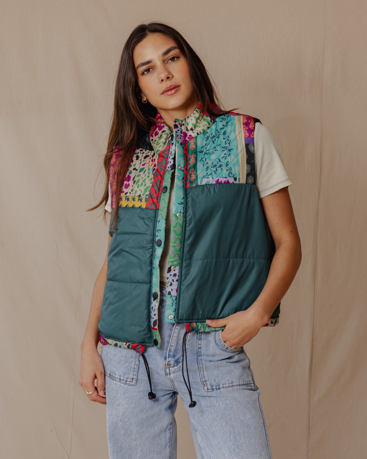 Chaleco impermeable con estampado floral indio color petróleo