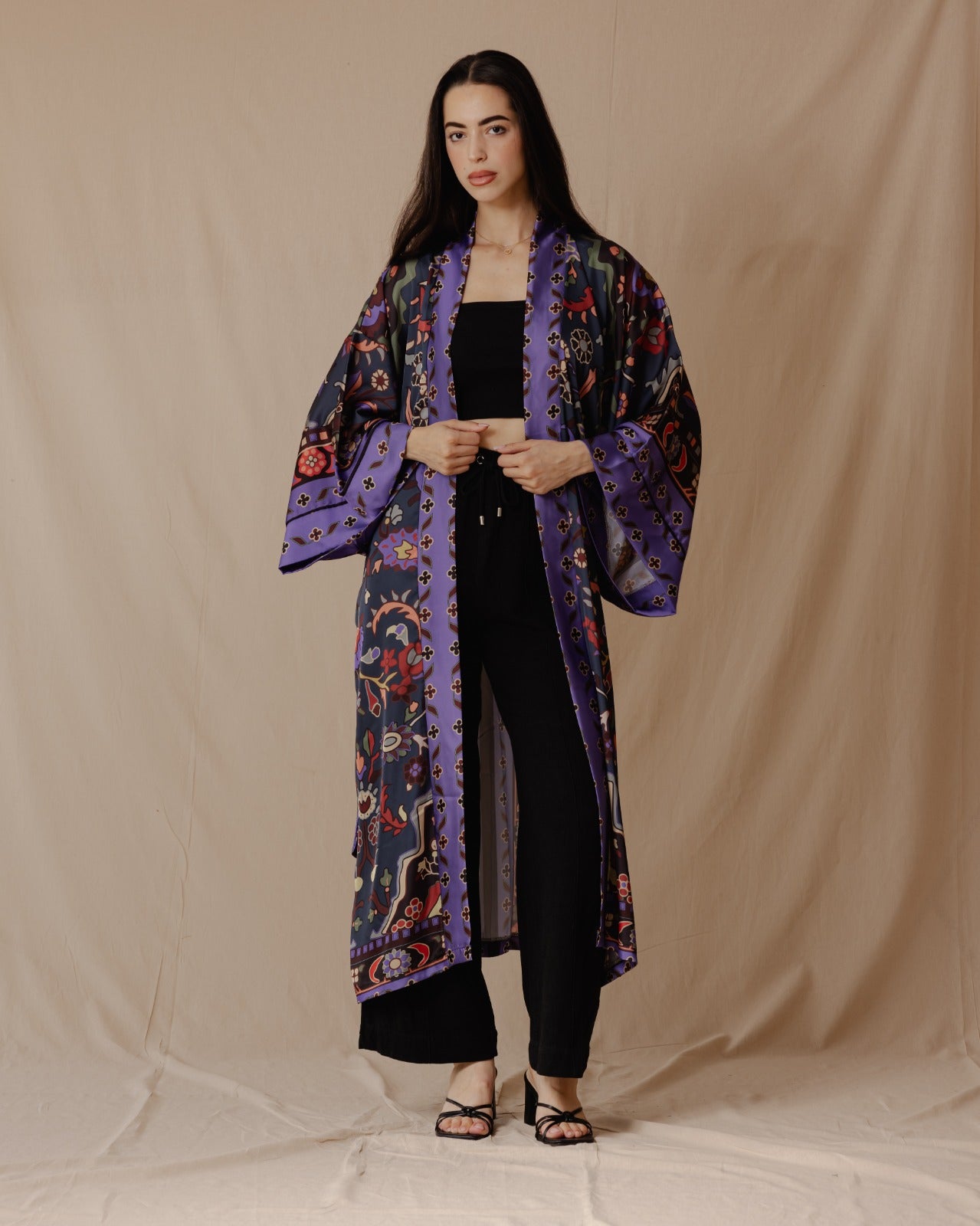 Kimono de cetim Azadeh em azul-petróleo