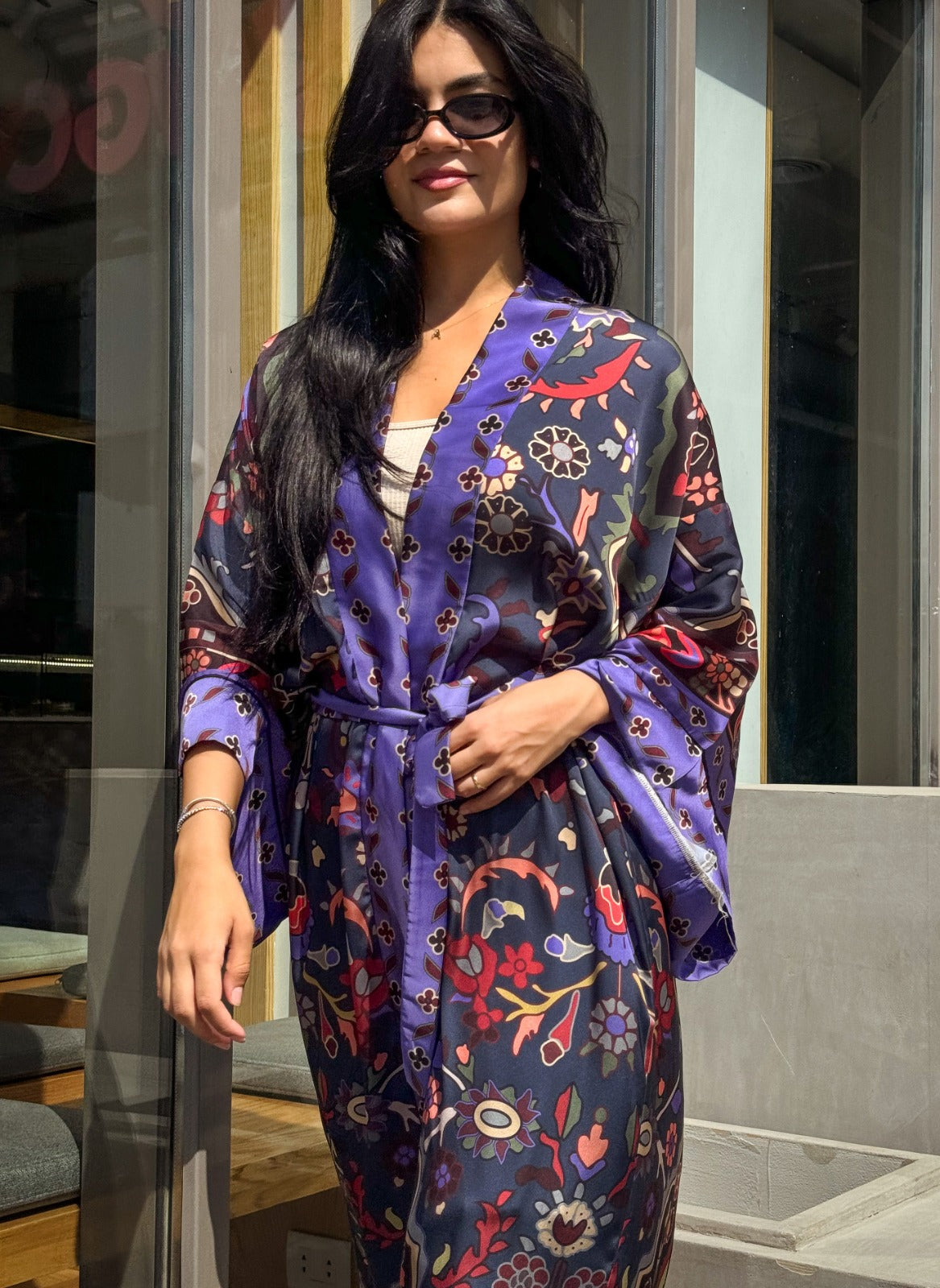 Kimono de cetim Azadeh em azul-petróleo