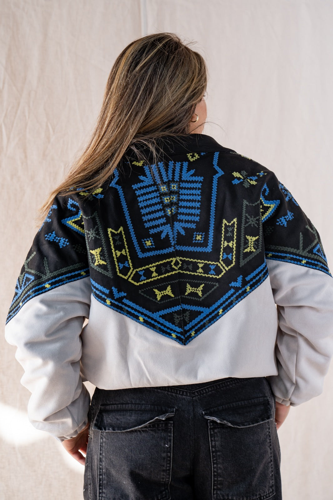 La chaqueta bomber atemporal de color blanco roto