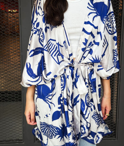 Mediterraner blauer kurzer Kimono