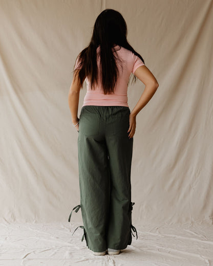 Olivgrüne Leinenhose mit seitlicher Schnürung