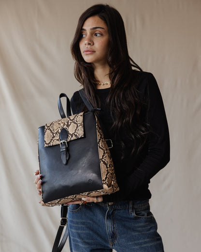 Mochila rectangular de piel de serpiente marrón