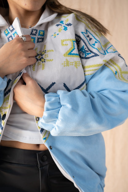 Die zeitlose Bomberjacke Baby Blau