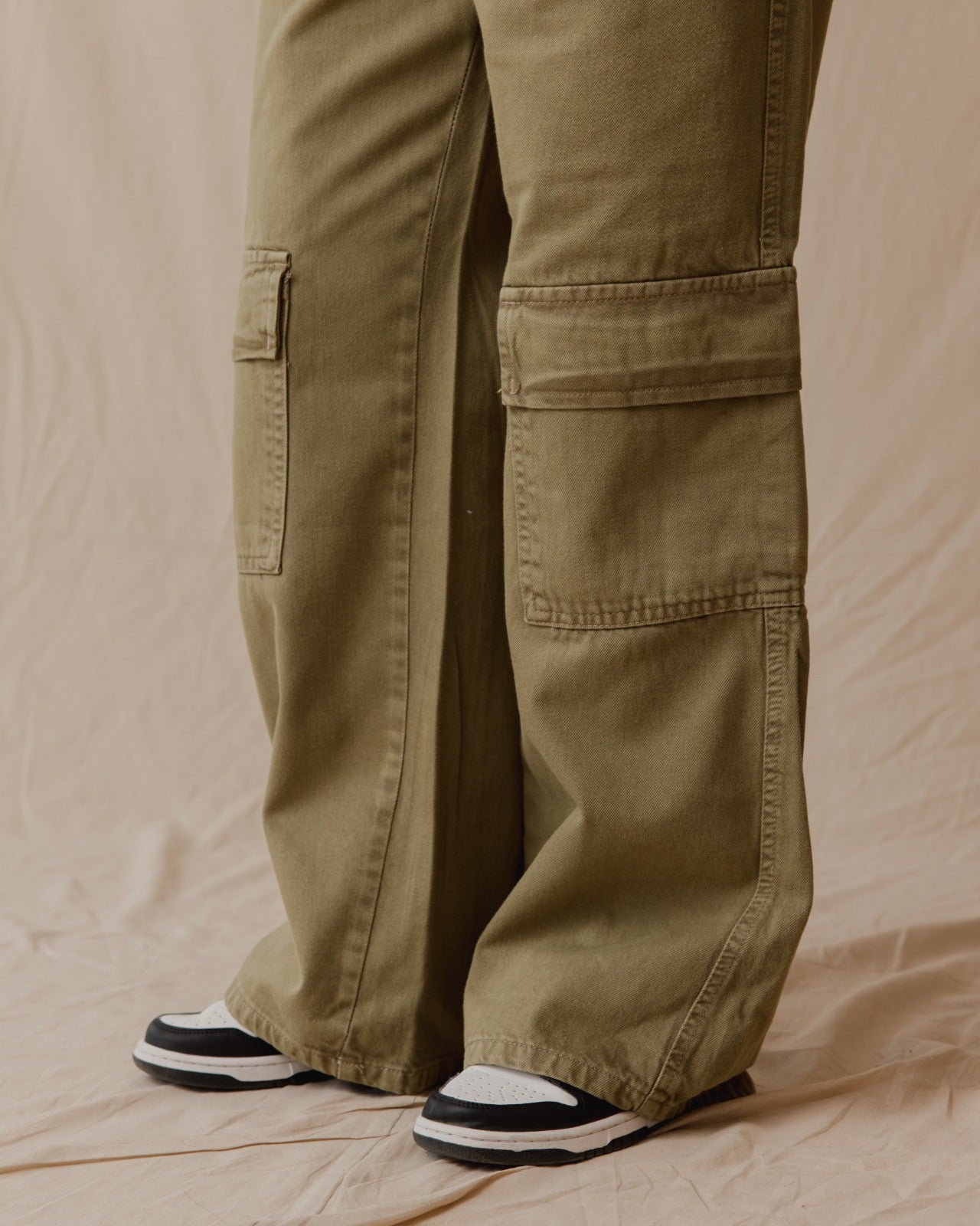 Pantaloni cargo lavati in oliva