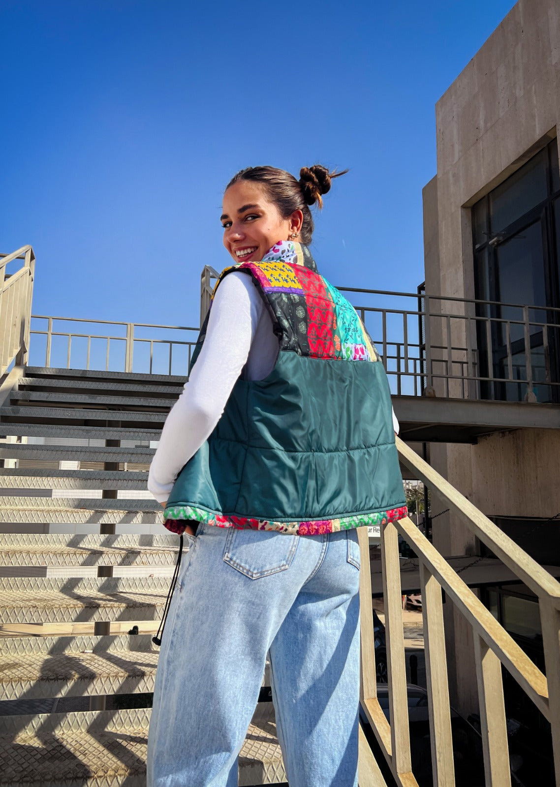 Chaleco impermeable con estampado floral indio color petróleo