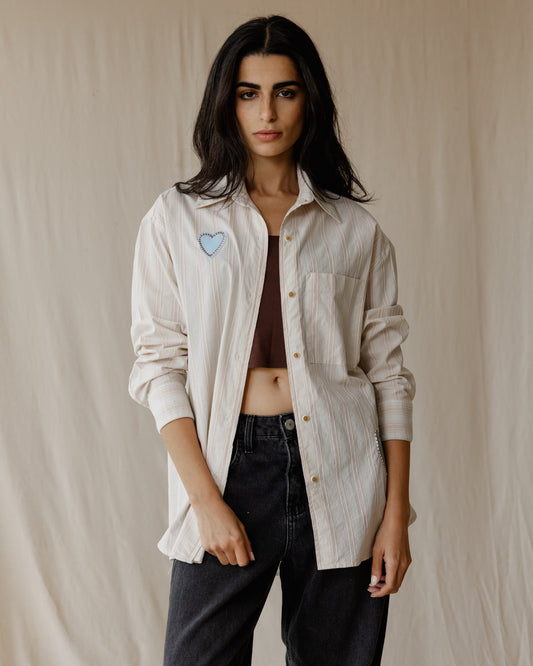 Camisa a Rayas Sand con Detalles de Corazón