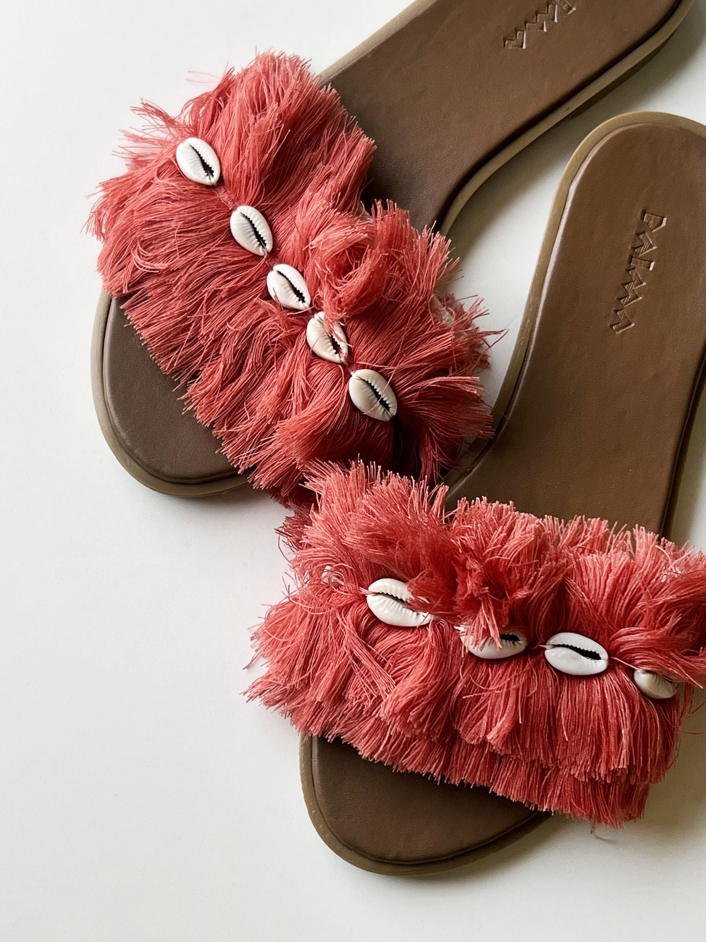 Pantuflas de macramé con conchas y ladrillos